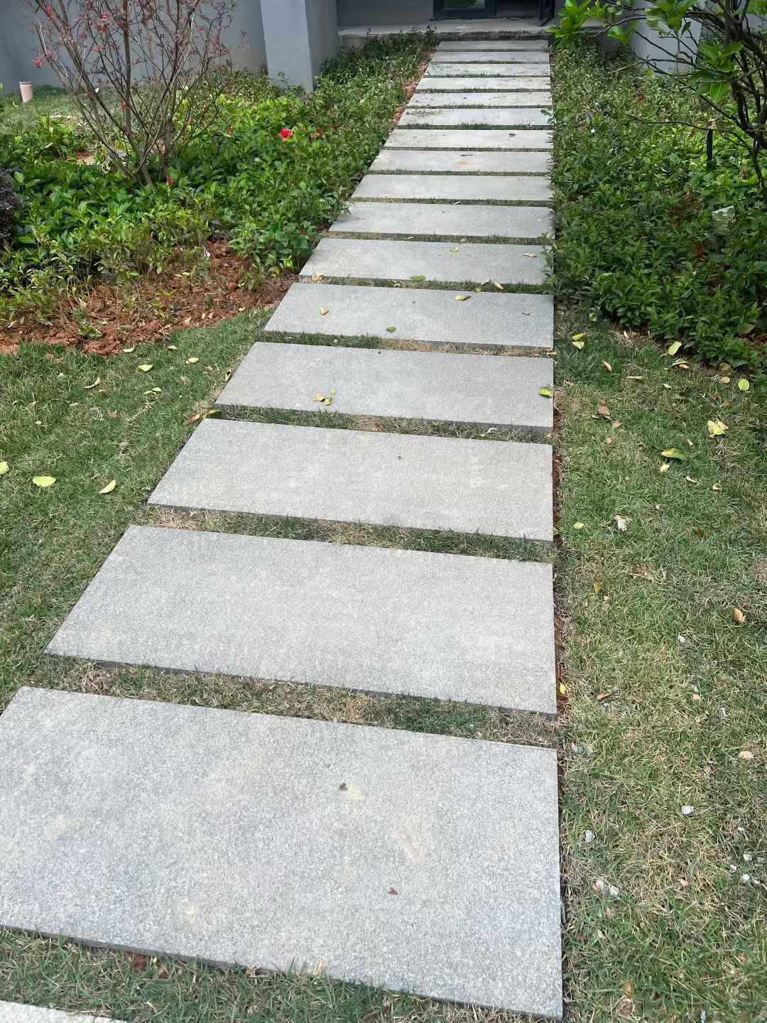 荆州 芝麻黑小区踏步、汀步石铺装效果