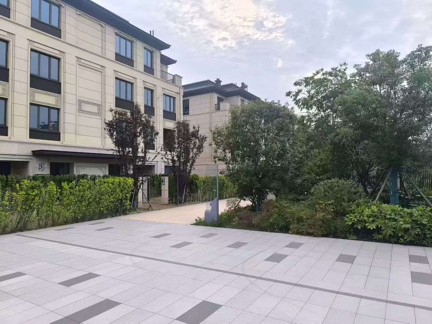 荆州 芝麻白与芝麻白搭配铺装，尺寸1200*600