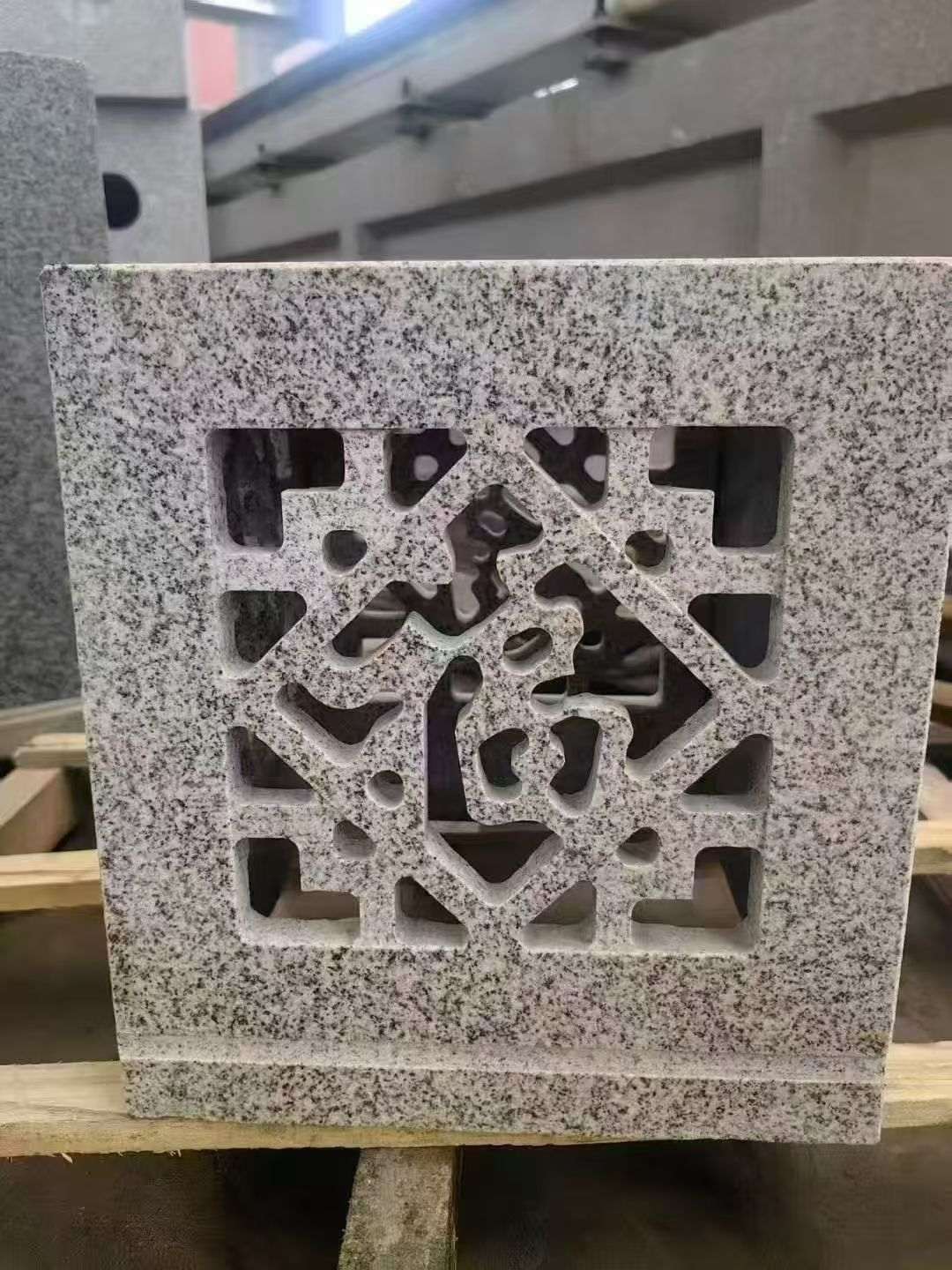 荆州 芝麻白花岗岩镂空雕花灯笼